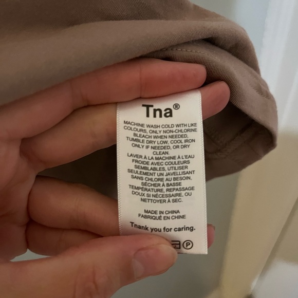 Dusty rose TNA aritzia cropped shirt - Picture 2 of 2